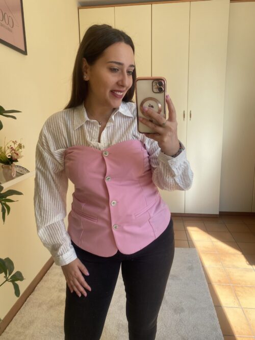 Corsetto-con-bottoni-rosa
